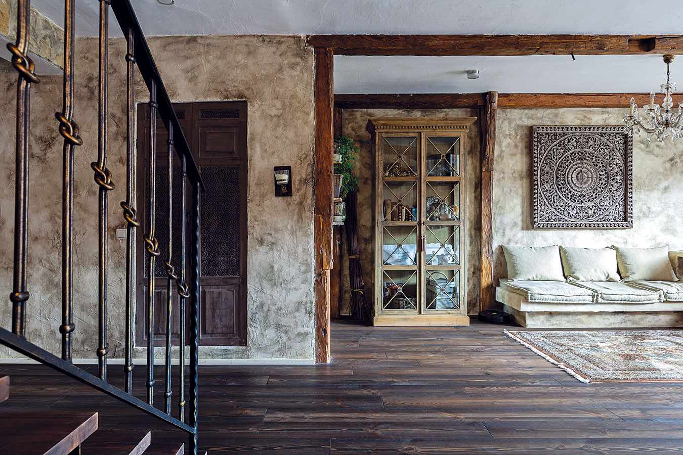 Zemitá barevnost podtržená netradiční povrchovou úpravou stěn dodává prostoru specifický charakter. Stoleté dřevěné hrazení v otevřené denní části pochází z domu po majitelčiných prarodičích. Proti schodišti se nachází prostorná šatna.