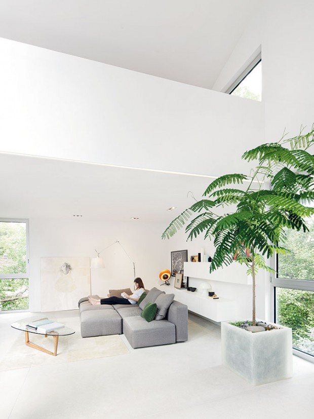 Velkorysý obývací pokoj těží z otevřené dispozice jak horizontálně, tak vertikálně. Absence stropu a řešení patra formou galerie vytváří vzdušný a prosvětlený interiér s optimistickou atmosférou. FOTO ADRIAN WILLIAMS