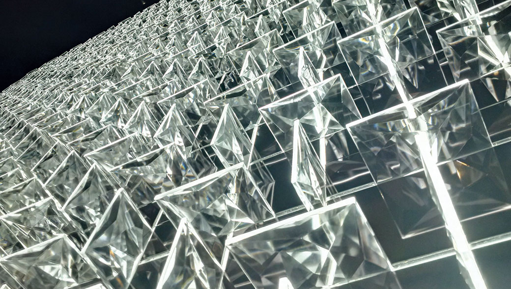 Preciosa Lighting už dávno není jen výrobce křišťálových lustrů. Na Euroluce 2015 představili i novinku jménem Ridge Stone - KUF od designérského dua Vacek & Šmíd. Je to systém modulové stavebnice komponentů dekorativního osvětlení pro bytové i veřejné interiéry. Základní modul systému o rozměrech 500 x 500 mm je možné instalovat na stěny a stropy jako dekorativní světelný obklad vykrývající velké plochy nebo jako jednotlivá svítidla. Unikátní osvětlení bylo krátce po svém zrodu oceněno prestižní americkou cenou za design IDA (Annual International Design). FOTO PRECIOSA LIGHTING