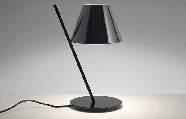 Stolní lampička Petite (design Andrea Quaglio, Manuela Simonelli) je moderní variantou na klasický tvar stolních lampiček používaných od pradávna. Nás uchvátila asymetrická noha a mimořádně jemné zpracování. Variace na retro tvary se vůbec letos nosí… FOTO ARTEMIDE