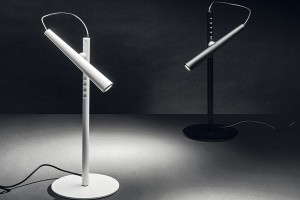 Značka Foscarini oprášila svoji ikonickou stolní lampičku a představila sérii Magneto v designu Giulia Iacchettiho. LED zdroj se dá díky magnetům nastavovat vertikálně i horizontálně, neboli můžete si jej natočit v rozsahu 360°. FOTO FOSCARINI