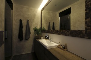Koupelny jsou v plovoucím domě pro komfortní pobyt více lidí dvě. Ani zde nechybí dřevěné prvky, které se spolu se sklem a s kovem prolínají v celém interiéru. FOTO EXWORKS