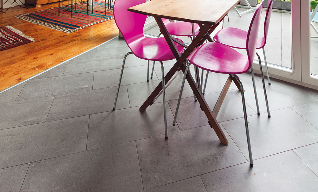 Finální nášlapnou vrstvu na suché podlaze může tvořit koberec, keramická dlažba (maximálně do rozměru 33 × 33 cm) i plovoucí parkety (dřevěné, laminátové nebo vinylové).