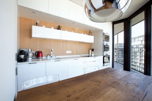 Kuchyň, kterou spolupráce mezi designérkou a majitelem začala, je provedena v bílé lesklé fólii. FOTO PETR HOFFELNER