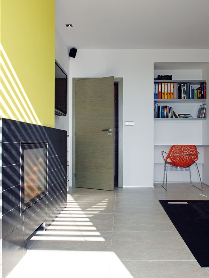 Oboustranný krb mezi obývacím pokojem a ložnicí je originálním interiérovým prvkem. FOTO ROBERT ŽÁKOVIČ