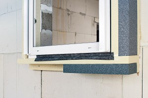 Na předsazenou montáž okna jsou v nabídce i systémová řešení, např. firma Tremco illbruck nabízí speciální nosné profily na kotvení s vyložením okna od 35 do 200 mm. foto Tremco illbruck