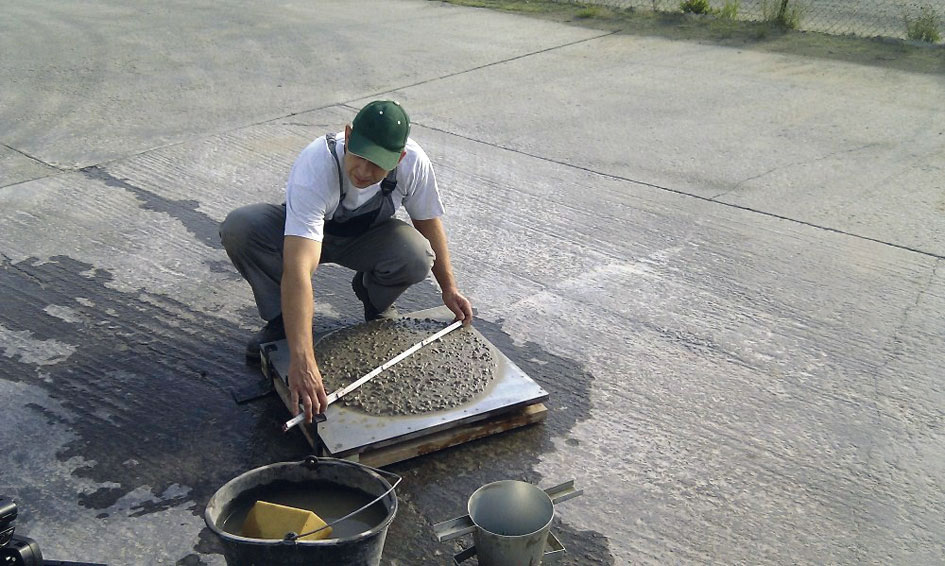 Na betonárně probíhá kontrola kvality betonu včetně odběru vzorků na kontrolní testy. FOTO ČESKOMORAVSKÝ BETON