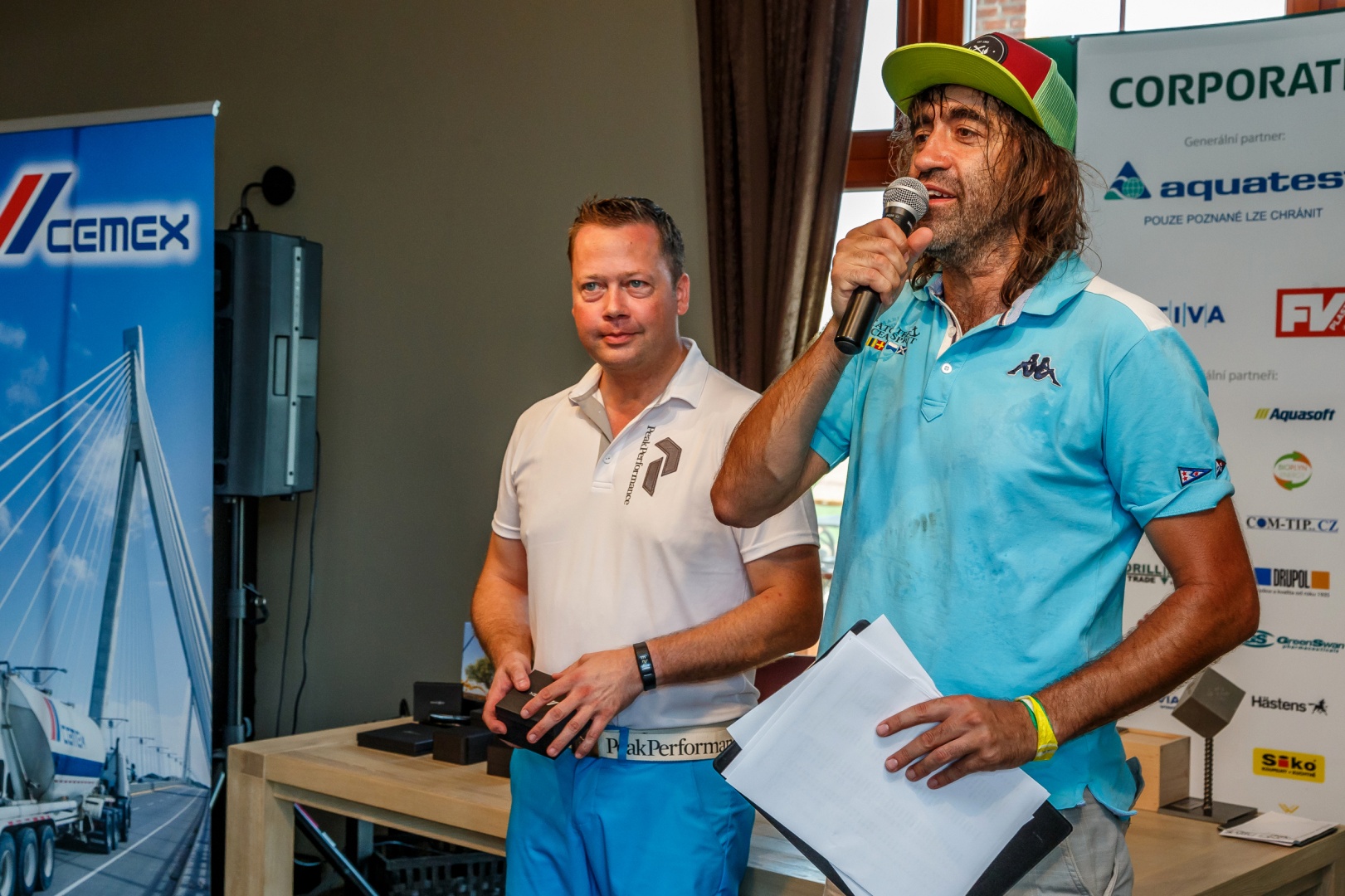 Golfový turnaj pro obchodní přátele společnosti CEMEX vtipně moderoval Jakub Kohák.