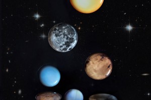 Večeře na Plutu. Název Cosmic dinner nese kolekce porcelánového nádobí, reprezentující planety sluneční soustavy, slunce a měsíc. Vzešla z koprodukce značek Moroso a Seletti a poslouží při stolování nebo jako originální nástěnná dekorace. (foto: Moroso & Seletti)