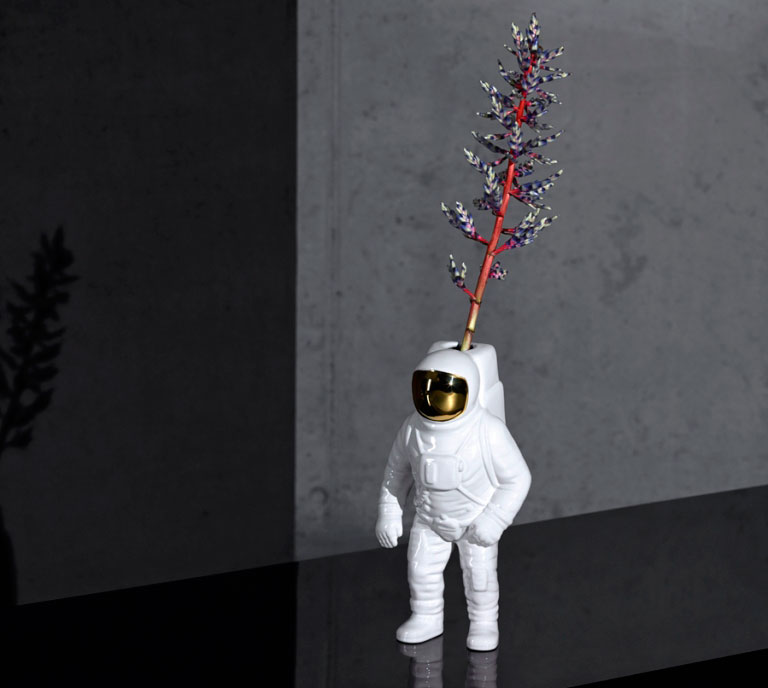 Galantní kosmonaut. Váza Starman je rozšířením kolekce Cosmic Dinner. (foto: Diesel & Seletti)
