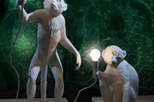 Opičky. Při pohledu na věrné skulptury opičích svítidel od Seletti nebo "animovanější" formu stolku od Jamieho Hayona pro BD Barcelona se nedá ubránit úsměvu. (foto: BD Barcelona)