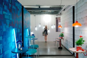 Přátelská hravost výstavy značky NLXL s podtónem "lidskosti". Industriální prostory hrající barvami jsou aktuálně jedním z největších hitů interiérového designu. (foto: Lucia Kušnírová)