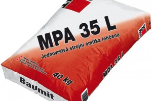 Jednovrstvá vápeno-cementová lehčená strojově zpracovatelná omítka MPA 35L je určena jak pro exteriéry, tak i pro interiéry. FOTO BAUMIT