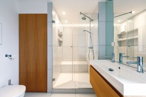 Velký sprchový kout s vyzděným sezením je pro mladé rodiny často komfortnější než vana. Schůdek má zároveň dostatečnou šířku na umístění dětské vaničky. FOTO DANO VESELSKÝ