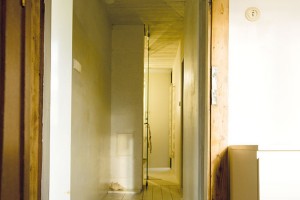 Návrat do přízemí – úzká chodba propojuje dětské pokoje s koupelnou v přízemí a skrz dveře v ní i se zahradou. FOTO ŠTĚPÁN ZÁLEŠÁK