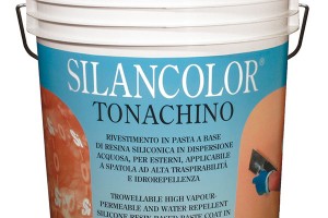 Silancolor Tonachino je stěrková omítka na bázi silikonové pryskyřice, která spojuje výhody tradičních minerálních materiálů (vysoká propustnost vodních par) s novými syntetickými materiály (jednotný barevný vzhled, dobrá přídržnost k původním povrchům a široká barevná škála) a současně zaručuje velmi dobré hydrofobní vlastnosti. FOTO MAPEI