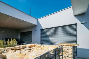 Struktura a barva gabionů vhodně doplňuje minimalistickou fasádu moderního bungalovu. FOTO XELLA
