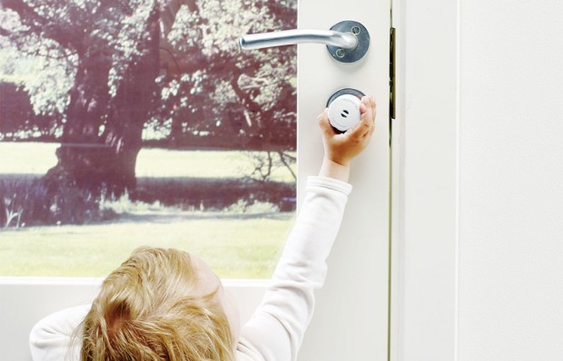 Uzávěr klíče chrání děti před možností, aby si samy odemkly dveře, i před uzamčením se v pokoji. Díky mechanismu dvojitého zamykání mohou dospělé osoby bez problému použít zámek stisknutím a otočením uzávěru.