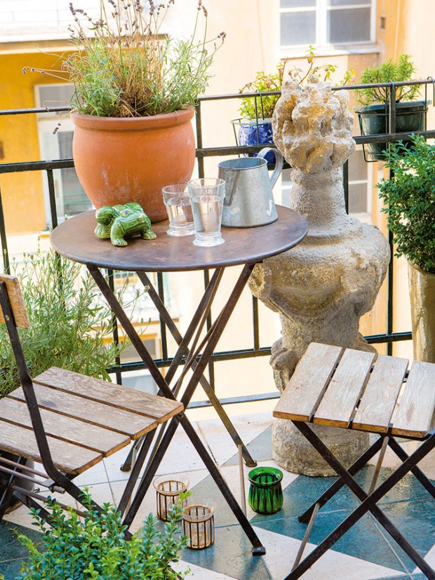 Malý balkon obrácený do tichého vnitrobloku zařídili Monika a Michael v provensálském stylu. Kamenný sloup koupený v Saint Remy de Provence skombinovali s jednoduchým sezením z jejich obchodu. FOTO JAROSLAV KVÍZ