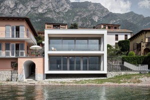 Kompletně přestavěný dům na břehu jezera Como je nevtíravý, integrovaný do okolní zástavby, přesto moderní. Velkoformátová okna dominují na západní straně této krychlové budovy.