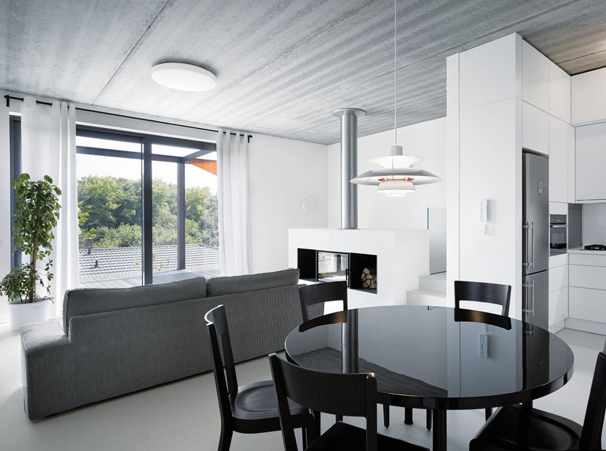 Zařízení interiéru se nese v duchu barevného řešení celého domu – střídání černé a bílé, doplněno šedivou. FOTO FILIP ŠLAPAL