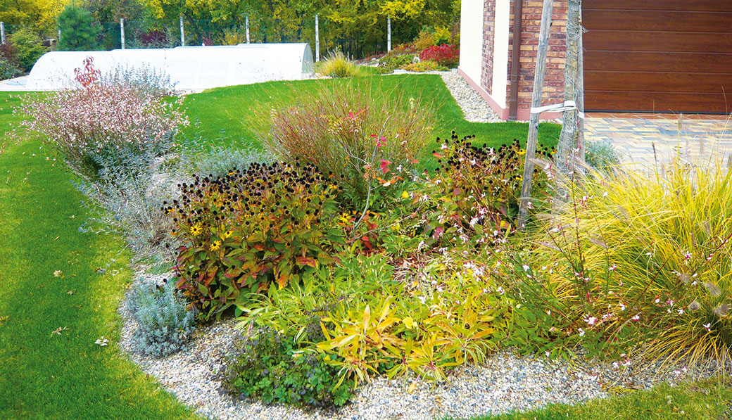 Celoročně atraktivní záhony s prérijními druhy trvalek a okrasných trav jsou nejdůležitějším tématem zahrady ve Slaném.