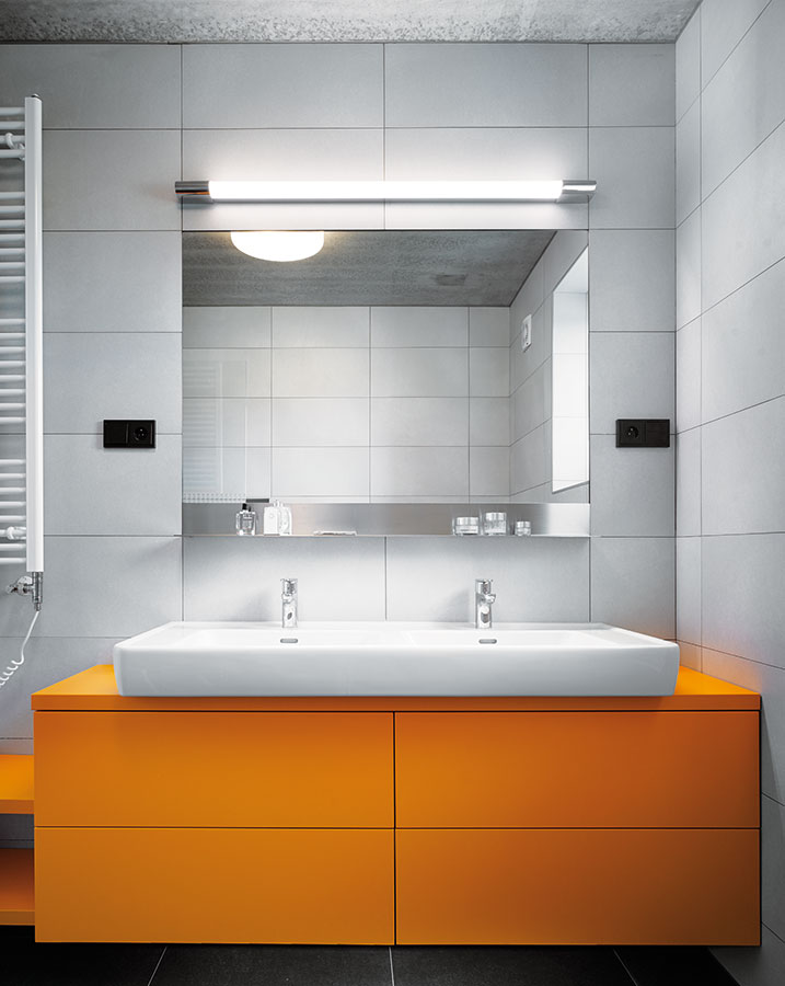 V koupelně vás čeká barevné překvapení – tradiční bílou doplňuje oranžová. FOTO FILIP ŠLAPAL