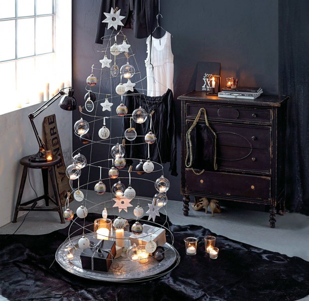 Vánoční duch. Kovová struna s 50 dřevěnými kolíčky zaujme především stylové minimalisty. FOTO IMPRESSIONEN