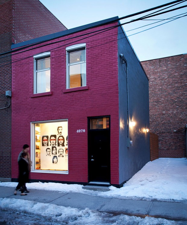 Malý nízký domek v řadové zástavbě jedné z montrealských čtvrtí kdysi sloužil jako obchod s pneumatikami. FOTO ADRIEN WILLIAMS