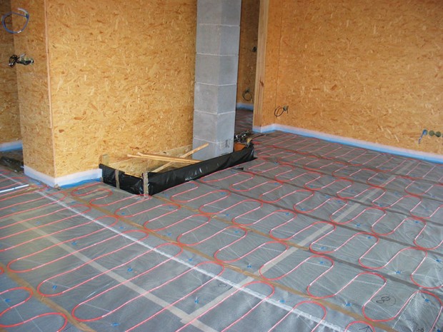 Kabely a rohože ECOFLOOR jsou určeny převážně do konstrukcí „mokrým“ procesem – do betonů a tmelů. FOTO FENIX