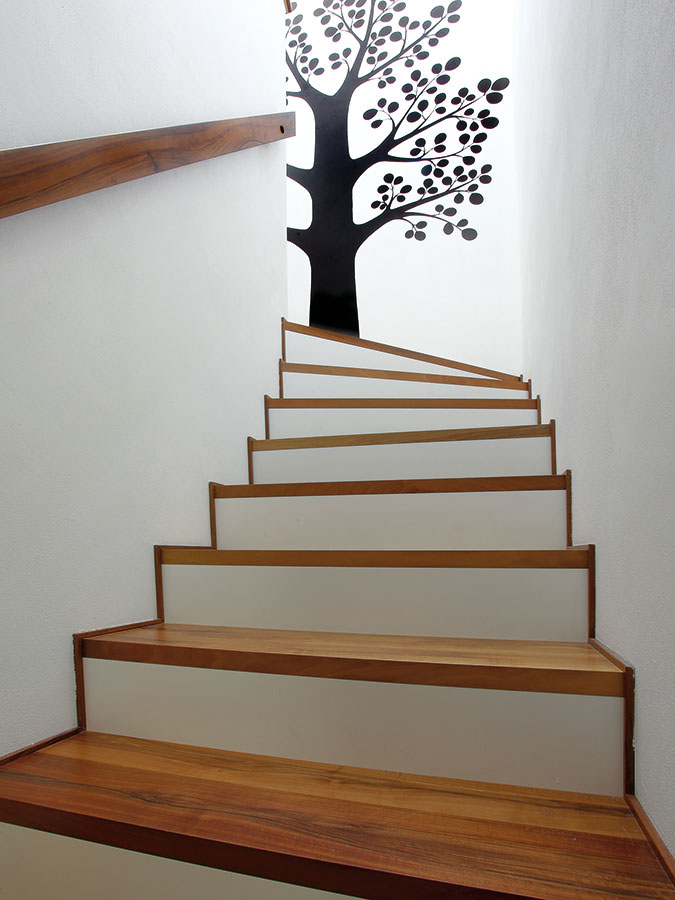 Hravým a skutečně příjemným prvkem v interiéru je strom namalovaný v prostoru schodiště.