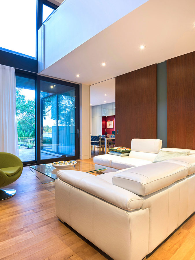 Obývací pokoj získal díky dvojnásobné výšce místnosti i velkoformátovým oknům hloubku, vzdušnost a dojem většího prostoru, než ve skutečnosti je. FOTO ALBERTO BISCARO
