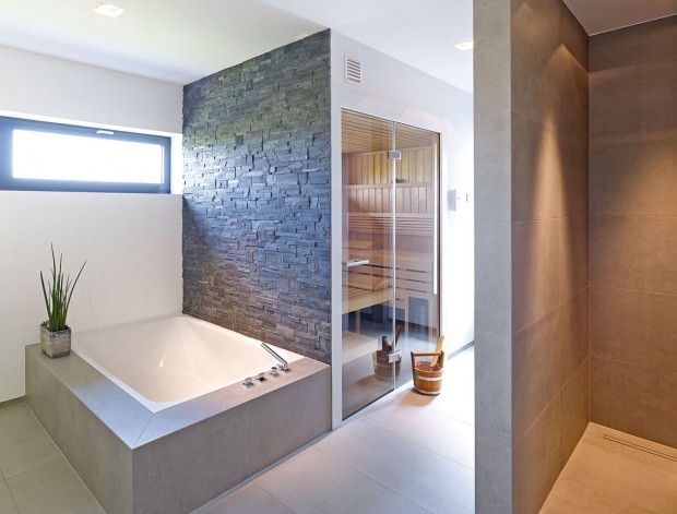 Prostorná relaxační koupelna se saunou se nachází v horním patře objektu. FOTO SCHÜCO CZ