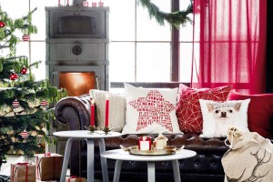 Vyměnit polštářky za vánoční je vždy jednoduchý nápad s velkým efektem. Červenou vánoční kolekci textilií najdete na www.hm.com/cz nebo v H&M Home. FOTO H&M