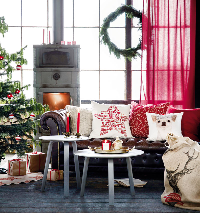 Vyměnit polštářky za vánoční je vždy jednoduchý nápad s velkým efektem. Červenou vánoční kolekci textilií najdete na www.hm.com/cz nebo v H&M Home. FOTO H&M