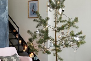 Minimalistické stromečky vyzdobené jen papírovým a světelným řetězem a několika koulemi jsou ikonou elegantních Vánoc bez kýče. Ozdoby značky House Doctor hledejte na www.nordicday.cz. FOTO ELLOS