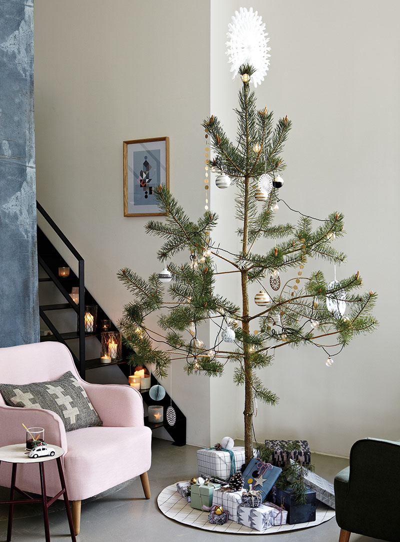 Minimalistické stromečky vyzdobené jen papírovým a světelným řetězem a několika koulemi jsou ikonou elegantních Vánoc bez kýče. Ozdoby značky House Doctor hledejte na www.nordicday.cz. FOTO ELLOS