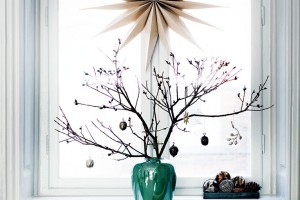 Vyzdobené vázy s proutím doplní nebo nahradí vánoční stromek. Navíc umístit je do oken znamená nabídnout atmosféru i do ulice či do dvora. FOTO BROSTE COPENHAGEN