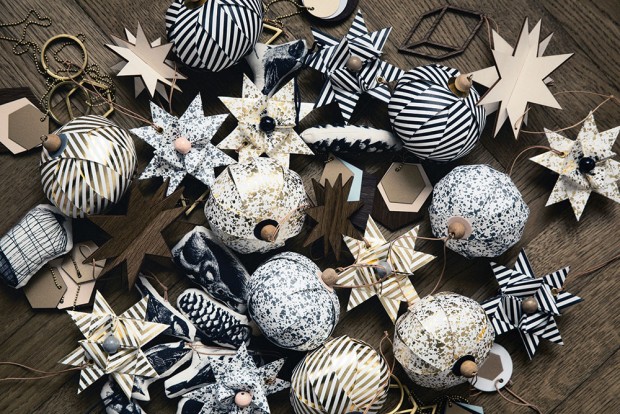 Vánoční origami. Postačí vhodný balicí papír, provázek a dřevěné korálky. Severské nápady vykouzlí vkusnou a jednoduchou zimní výzdobu. FOTO WWW.NOTONTHEHIGHSTREET.COM