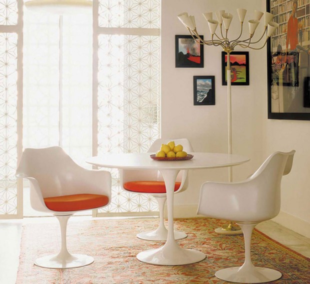 Pozdní 50. léta začala s prvními revolucemi materiálů, tvarů a barev. Křeslem Tulip z roku 1957 chtěl designér Aero Saarinen eliminovat nudné čtyři nohy židle. Vytvořil křeslo, které se stalo jednou z ikon nové éry designu 20. století. FOTO KNOLL