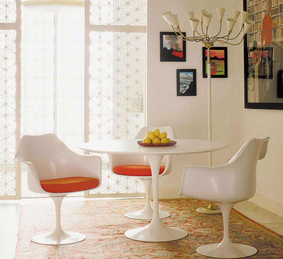 Pozdní 50. léta začala s prvními revolucemi materiálů, tvarů a barev. Křeslem Tulip z roku 1957 chtěl designér Aero Saarinen eliminovat nudné čtyři nohy židle. Vytvořil křeslo, které se stalo jednou z ikon nové éry designu 20. století. FOTO KNOLL