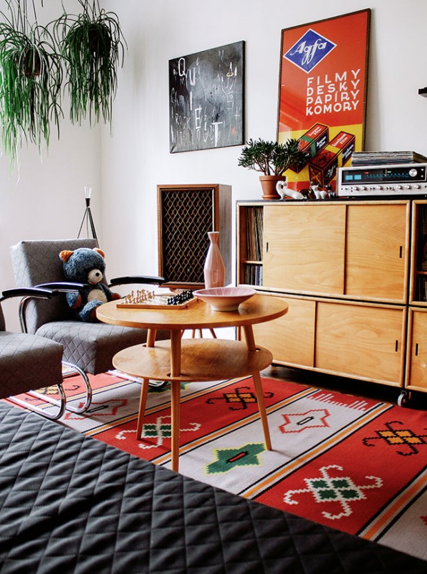 Dřevo, barva, plast. Kolekce U-450 od designéra Jiřího Jiroutka je ikonou domácí scény retro nábytku. Pochází z 60. let, ale její svěží vyzařování je v interiérech ceněno i dnes. FOTO NANOVO