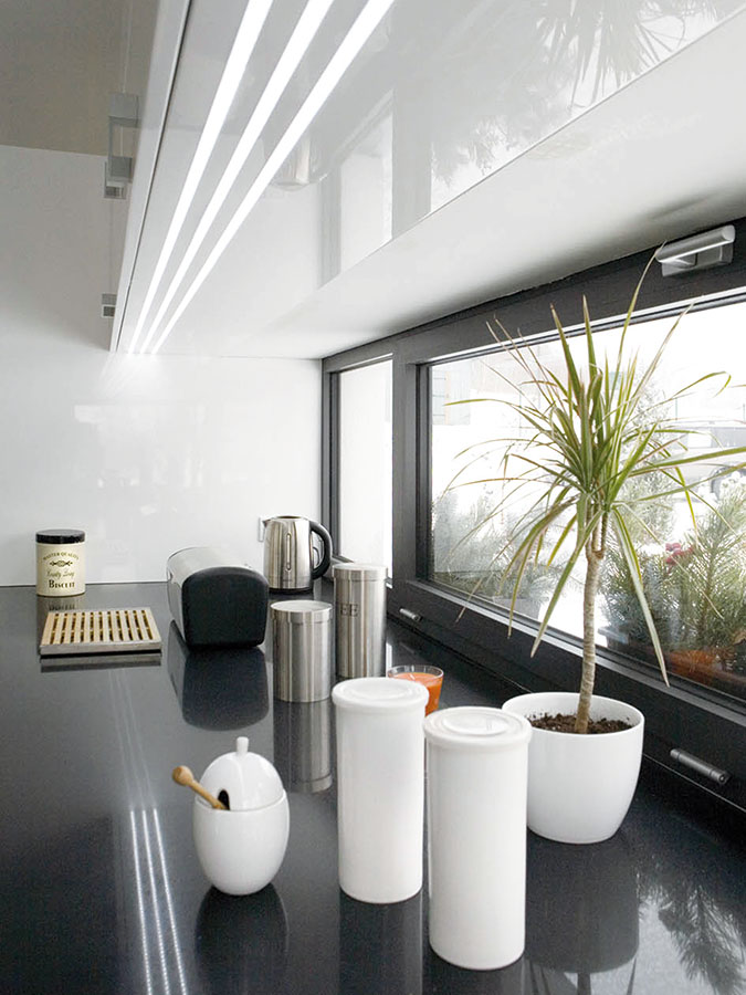 Kuchyňskou pracovní plochu zcela v duchu moderních trendů osvětluje úzké pásové okno.