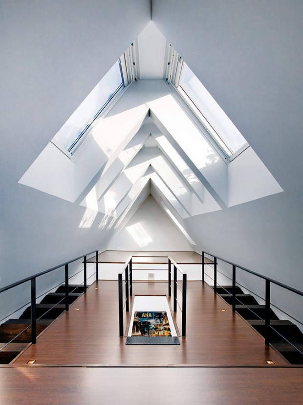 Impozantní prostor podkroví je zalitý světlem díky velkorysému použití střešních oken.