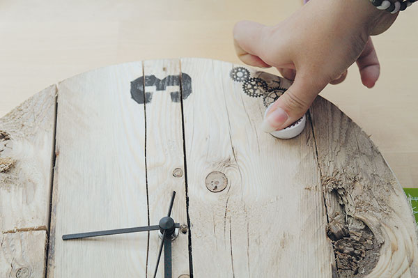 18. RAZÍTKOVÁNÍ Abychom originalitu hodin ještě více zvýraznili, na jejich dekorování použijeme gumová razítka, která Panta Rhei nabízí v různých designech.