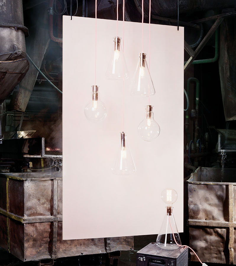 Kolekce osvětlení Laboratory Lights inspirovaná vybavením laboratoří (baňkami, zkumavkami…) pochází z dílny studia Dechem. Jde o kolekci vytvořenou pro sklárny Kavalierglass v Sázavě. FOTO KAVALIER DESIGN