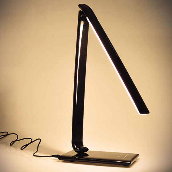 Stmívatelná stolní LED lampička – na obrázku teplota chromatičnosti 3000 K. Prodává www.shop.solight.cz, 1 199 Kč FOTO SOLIGHT