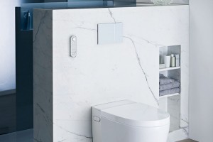 Toaleta bez splachovacího kruhu s integrovanou sprchou AquaClean Mera od značky Geberit propojuje důmyslný systém splachování s funkcí bidetu, systémem na dámskou hygienu, inovativním sušením a tichým odsáváním zápachu.