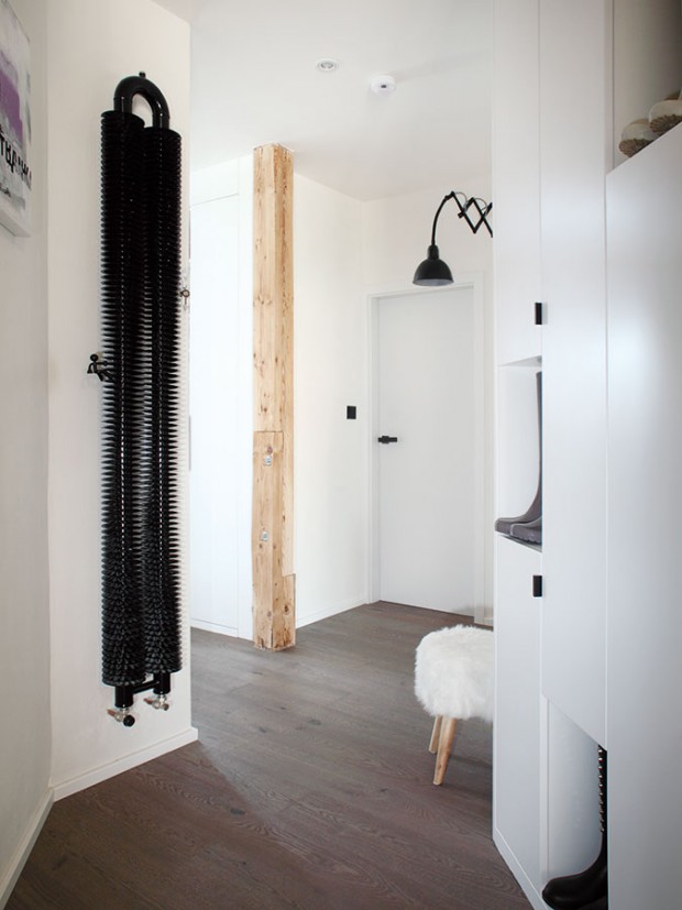 Fungující kombinace. Všechny prostory bytu ctí stejný barevný princip – kombinaci příjemně působícího dřeva, bílých stěn, které podkroví účinně prosvětlily, a černých detailů, které sem vnesly potřebný kontrast a oživení. Foto Robert Žákovič