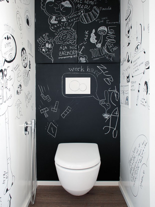 Na stěny WC a kuchyně použili „chytrou malbu“, na kterou lze psát i kreslit, a pak vše i jednoduše smazat. „Nejlépe funguje na záchodě, kde je na tvoření nejvíc času,“ směje se architektka. Foto Robert Žákovič